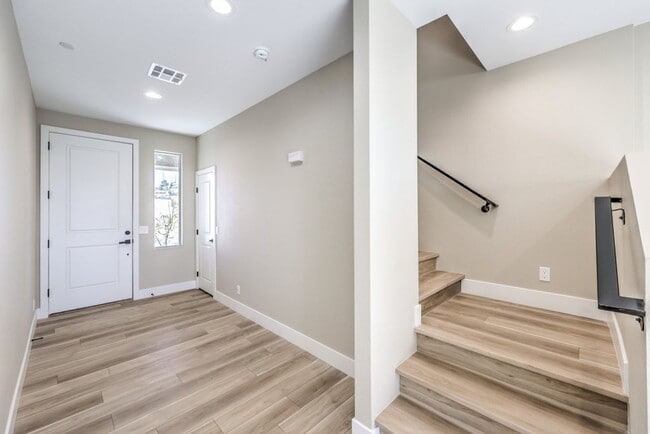 Foto del edificio - Strip View - Custom Home - Immediate Move In - Horse Property