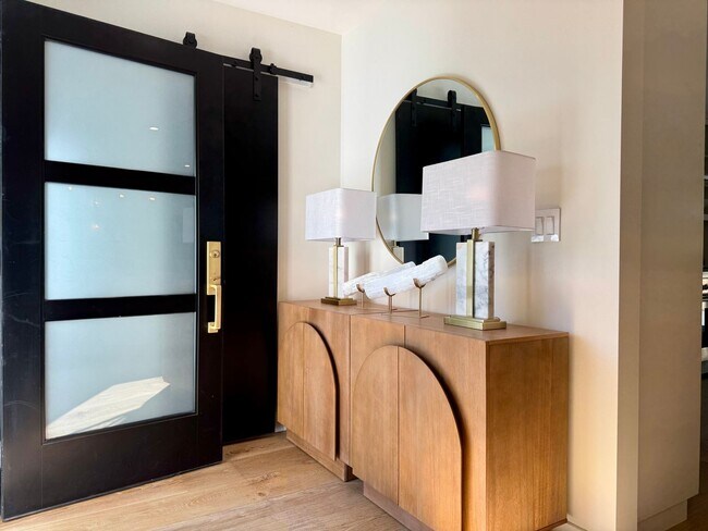 Foto del edificio - Designer 4BR Retreat with Pool, Indoor-Outdoor Living, and Prime Menlo Park Location