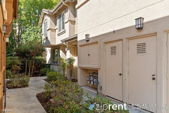 Building Photo - 3 br, 2.5 bath Townhome - 343 Oleander Dr,...