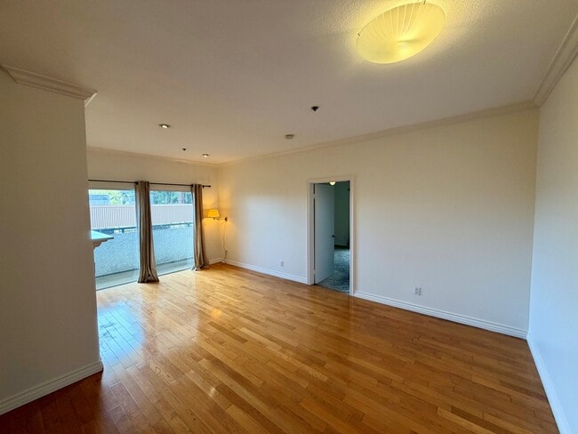 Building Photo - 156 S Oak Knoll Ave