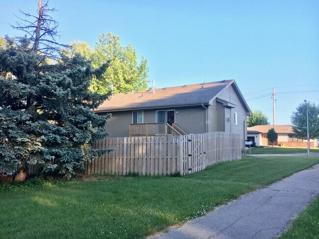 Building Photo - Updated 2 Bedroom Duplex!