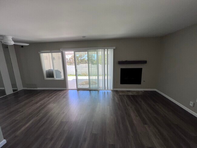 family room and dining room looking west to back patio - 1101 Woodlake Dr