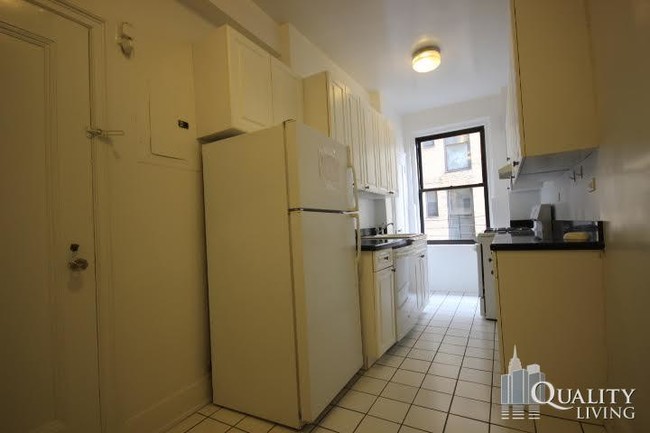 Building Photo - 225 W 106th St