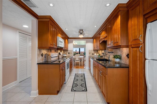 Foto del edificio - 3400 Cove Cay Dr