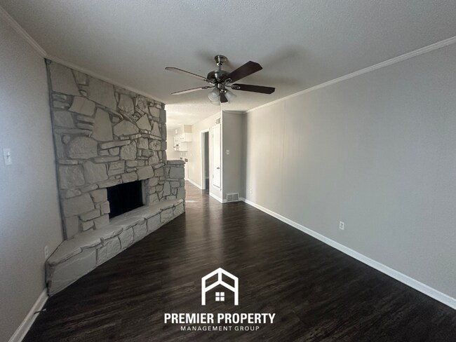 Foto del edificio - Charming 3BR/2BA Home in Bartlett Cove | Hardwood Floors, Fireplace & Fenced Yard