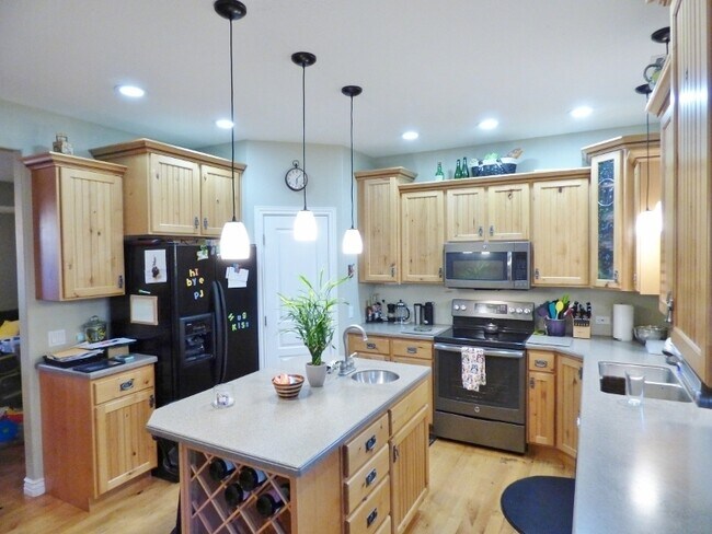 Foto del edificio - Great 3 BD 2.5 BA Twin Home. Great Location.