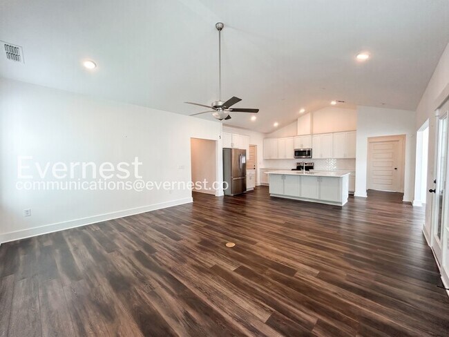 Building Photo - 3 Bed/2 Bath Home with Garage / Pet-Friendly / Available Now!