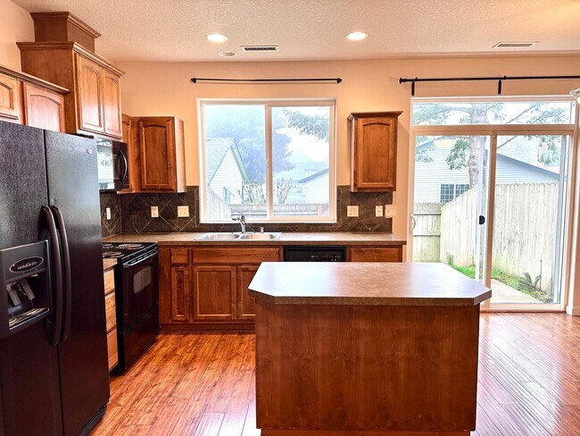 Building Photo - Beautiful 3 Bd 2.5 Ba Town Home by Vancouver Mall