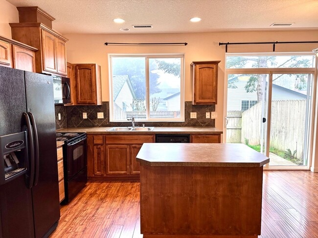 Foto del edificio - Beautiful 3 Bd 2.5 Ba Town Home by Vancouver Mall
