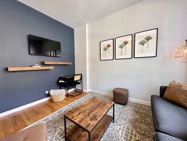 Foto del edificio - 906 N Damen Ave