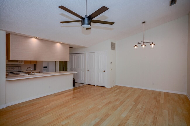 Building Photo - 504 Silverleaf Oak Ct