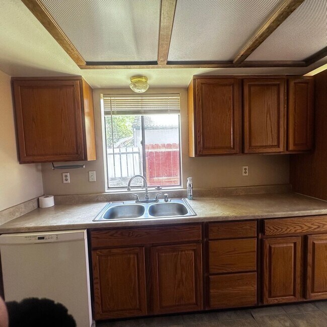 Building Photo - Must See! 2-bedroom, 2-bath single-story c...