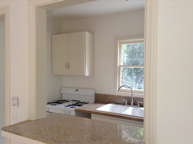 Passthrough to kitchen w/granite counter - 11277 La Maida St