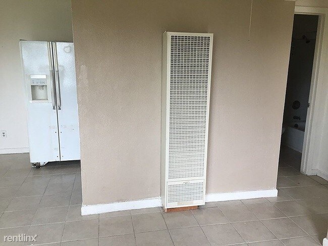 Building Photo - 1 br, 1 bath Apartment - 3721 Balsam Street