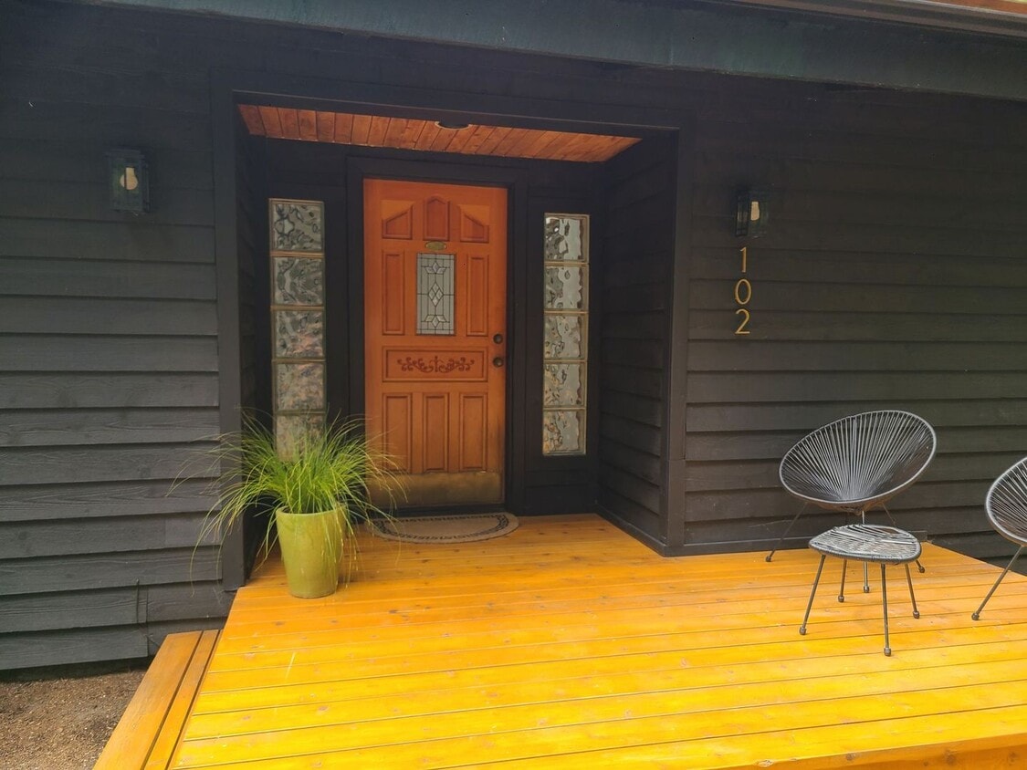 Primary Photo - Lovely Home on 5 Acres Near the Water in R...