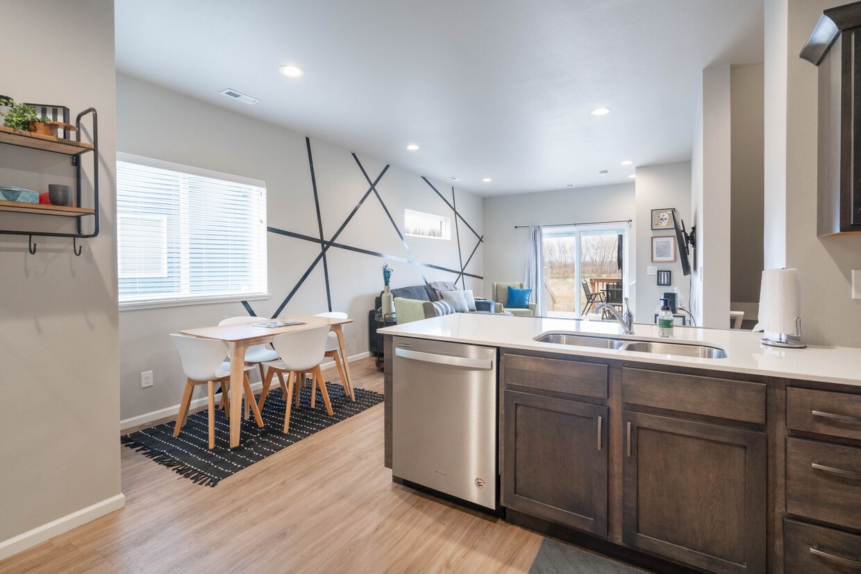 Foto principal - Summerland Twinhomes | Waterloo | Near Los...