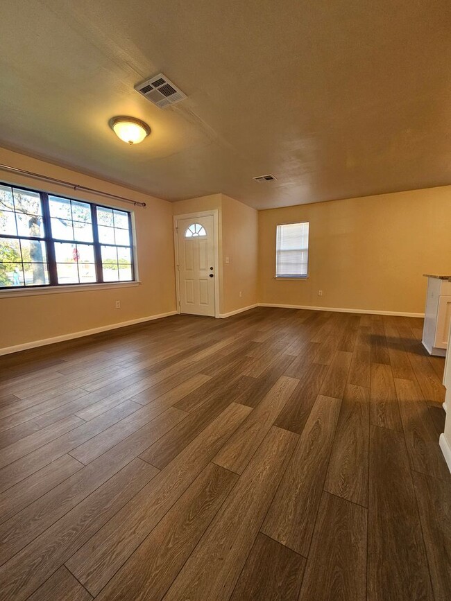 Building Photo - (3) Bed/(2) Bath Completely Remodeled! Mus...