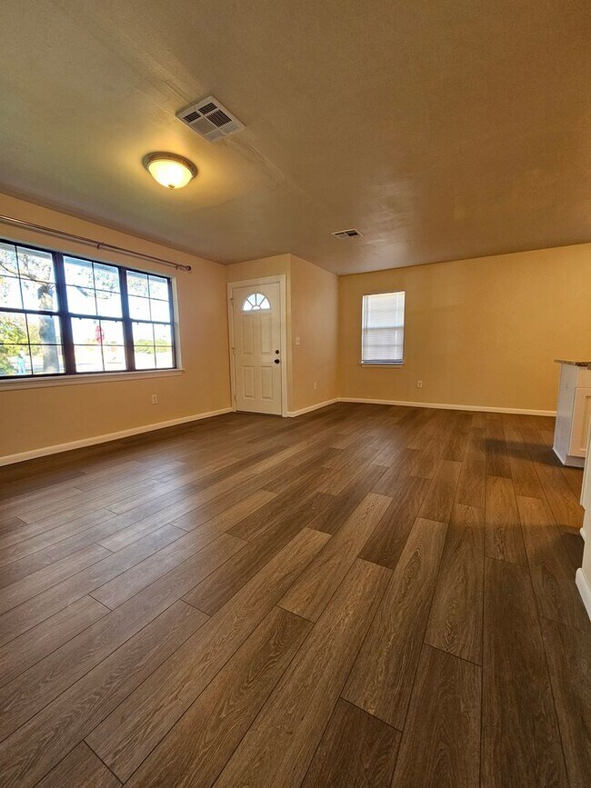 Foto del edificio - (3) Bed/(2) Bath Completely Remodeled! Mus...