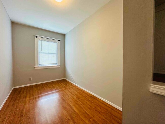 Building Photo - 23 Varennes St