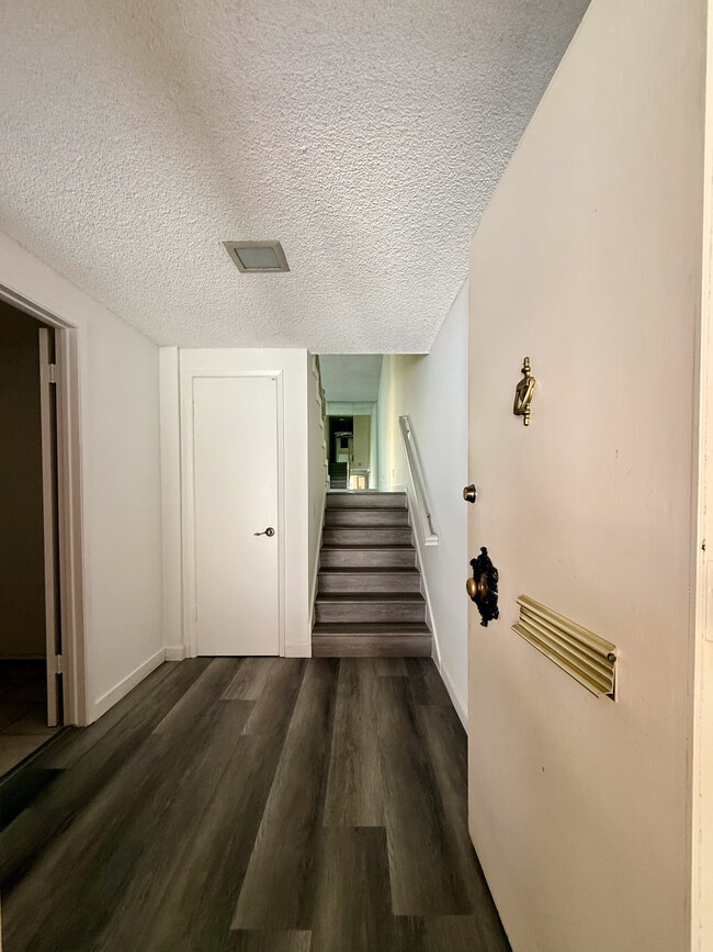 Entrada con guardarropa y lavandería. - 3500 W Manchester Blvd