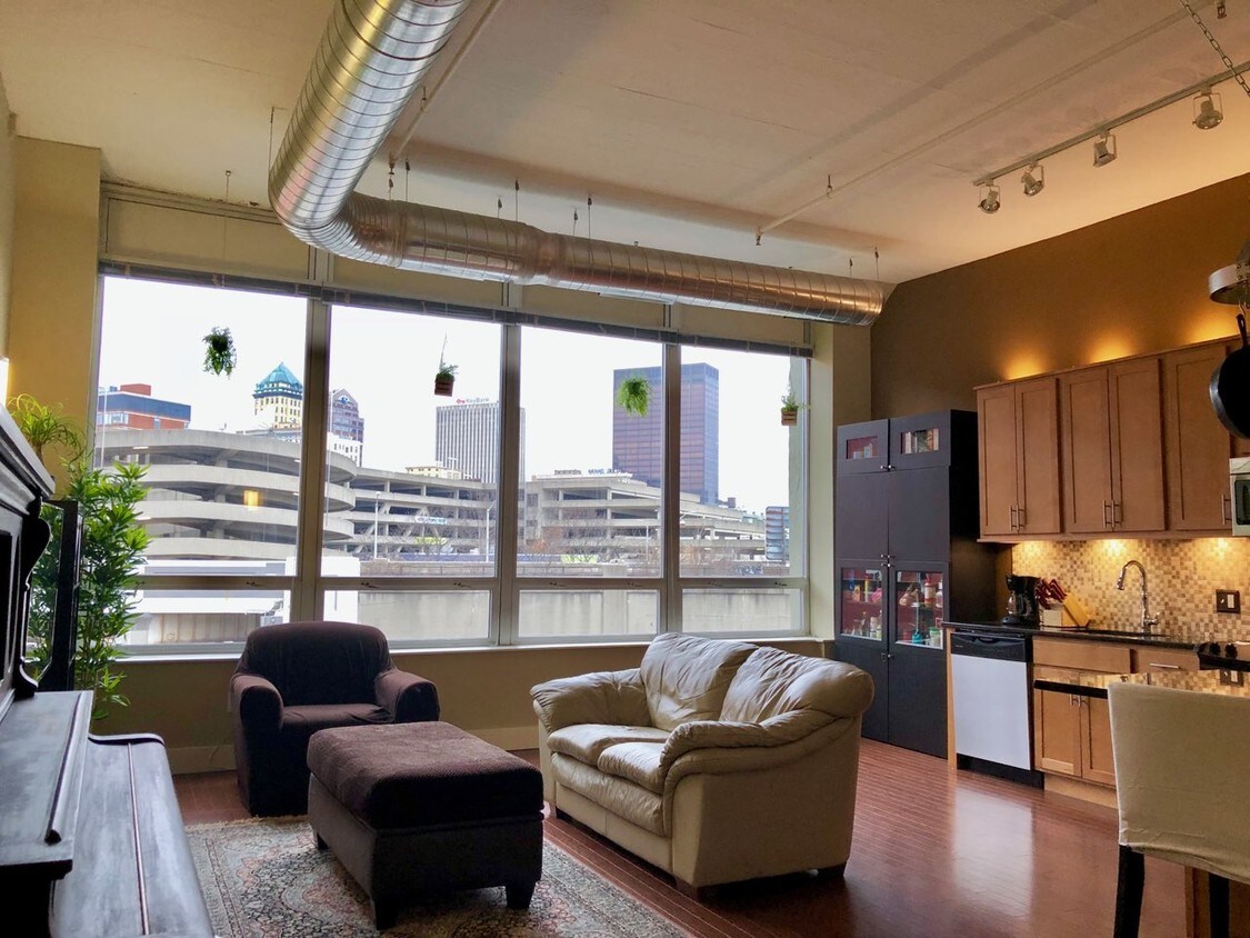 Foto principal - 207 E 6th St