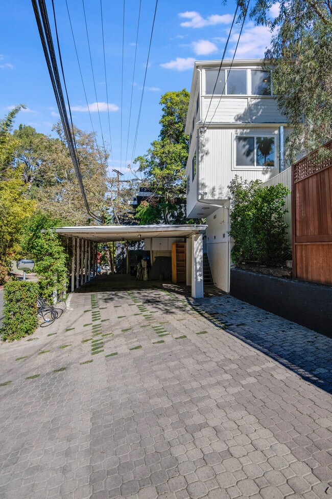 Building Photo - 8606 Wonderland Ave