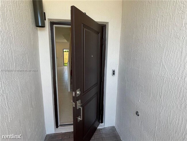 Building Photo - 3 br, 2.5 bath Townhome - 969 NE 211th St