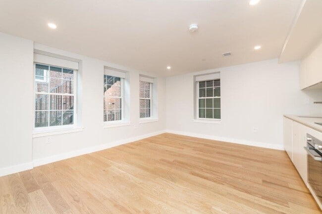 Building Photo - Modern, Renovated North End Studio with AC and No Fee!