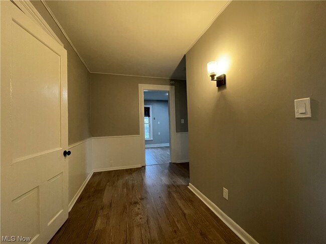 Building Photo - 16 Brown