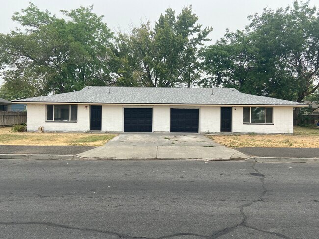 Building Photo - 2730 W Peninsula Dr