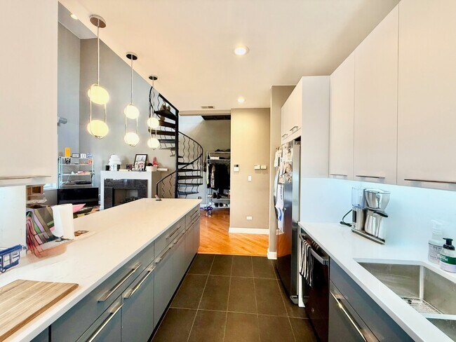 Building Photo - Stunning 2 Bed 2 Bath Plus Lofted Den in the Wicker Park area