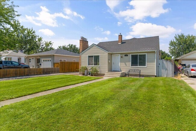 Building Photo - Remodeled 5 Bedroom Home Close to Boise St...