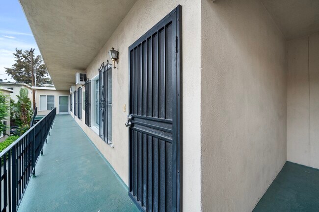 Foto del edificio - 147 N Lapeer Dr