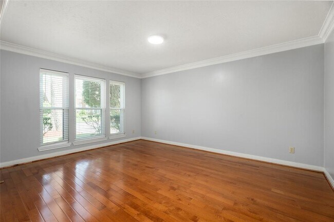 Foto del edificio - 15127 Greenleaf Ln