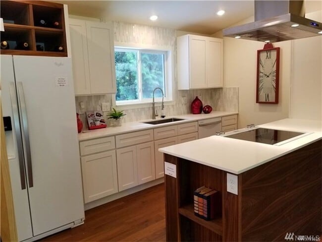 Building Photo - Bellevue 4 bedroom Home in Newport Hills!