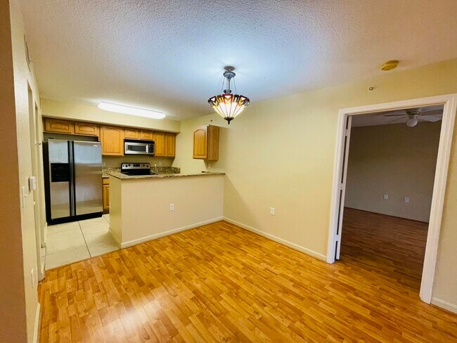 Building Photo - 211 SW Palm Dr