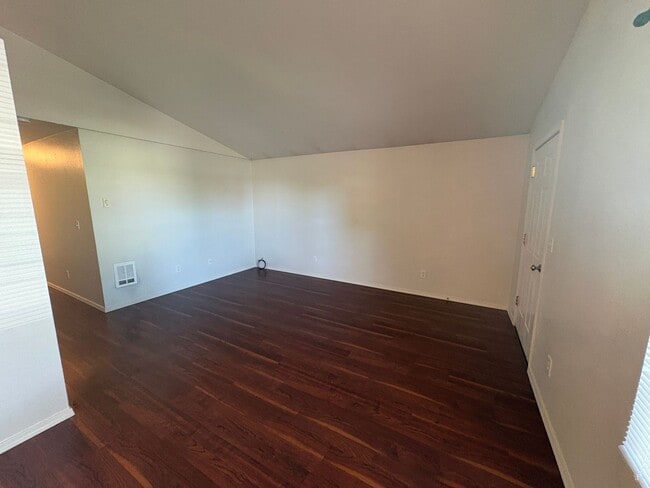 Building Photo - SCHEDULE A TOUR TO VIEW THIS COZY OPEN FLOORPLAN DUPLEX IN REDMOND!!