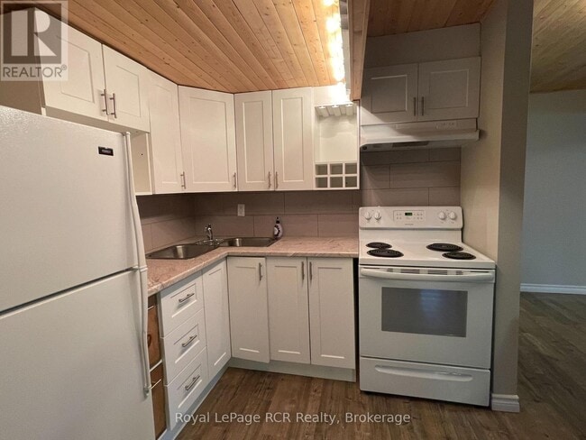 Building Photo - 77 Silver Birch Ave