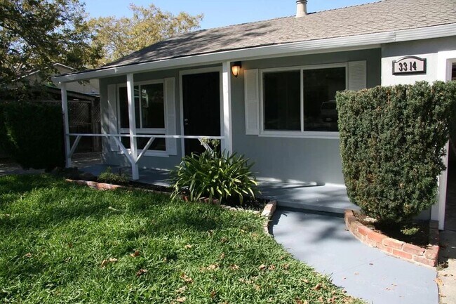 Foto del edificio - Spacious 3 Bedroom, 1 Bath Home with 4-Car...