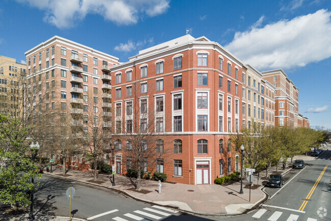 Building Photo - Station Square at Clarendon