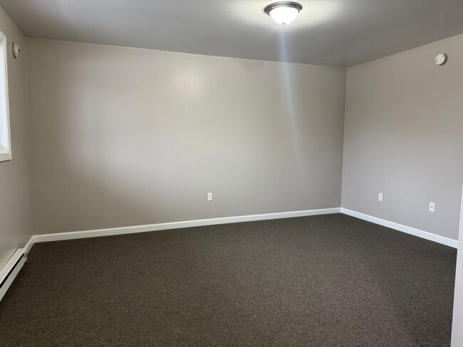 Building Photo - 4 Butternut Ln