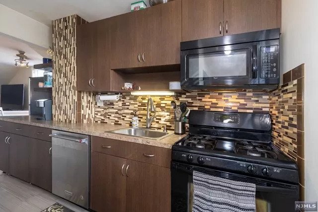 Kitchen - 41 Bergen Blvd