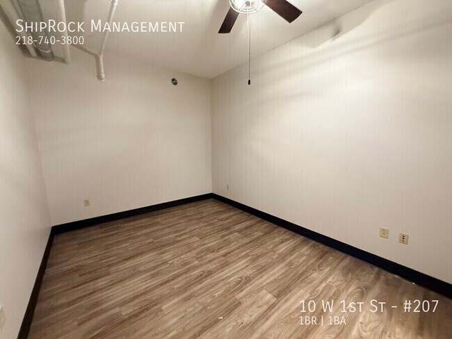 Foto del edificio - 10 W 1st St