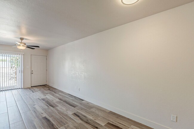 Building Photo - 558 S Lesueur