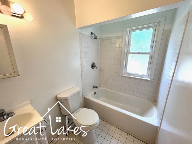 Building Photo - Beautiful 3 Bedroom / 1 Bathroom Bungalow ...