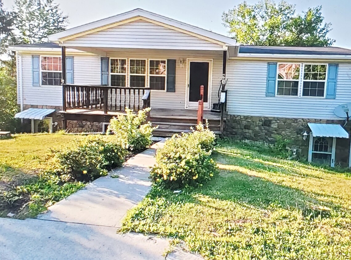 Front of house. Bottom entrances your private entrances! - 401 Maple St