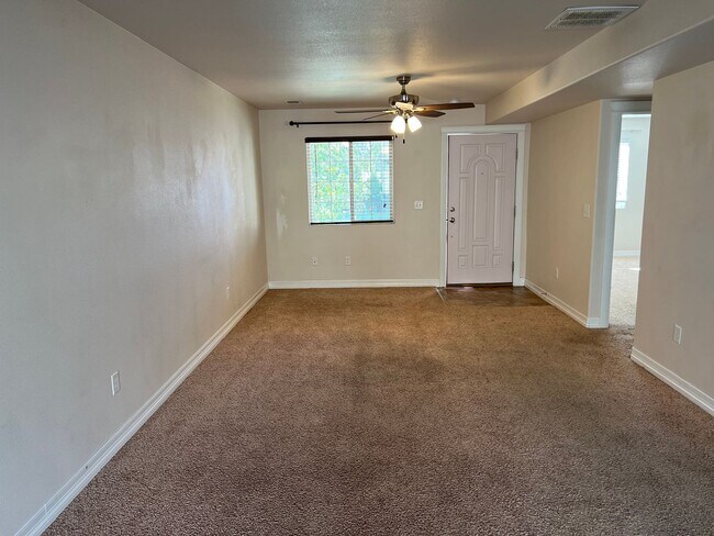 Foto del edificio - 5 BEDROOM, 4 BATHROOM TOWNHOUSE WITH 2 CAR...