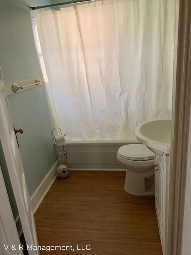 Building Photo - 3 br, 1.5 bath House - 560 14th St. NE