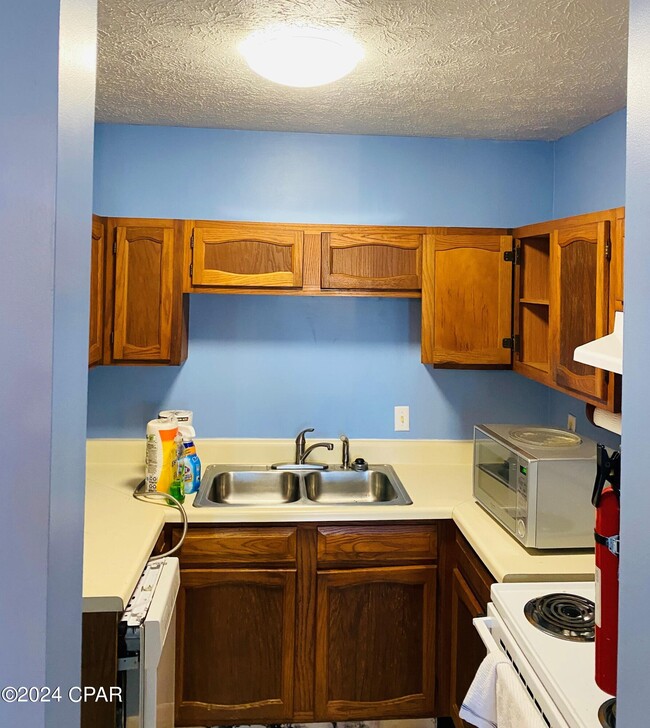 Building Photo - 301 Lullwater Dr
