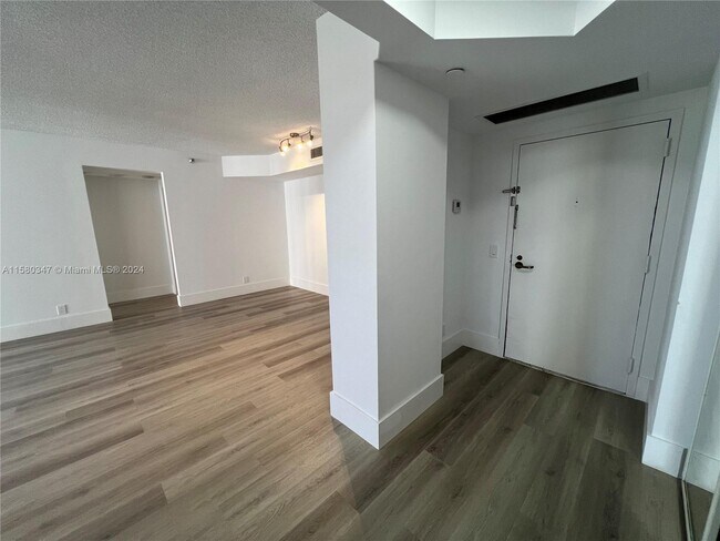 Building Photo - 3610 Yacht Club Dr